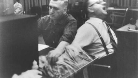 Milgram’ın Elektro-şok Deneyinin Sonuçları Neden Şok Edicidir?